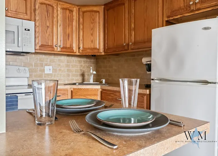 With Modern Kitchen, One Block To Beach, Boardwalk, And Has A Pool! Apartment