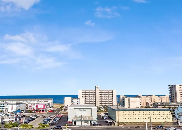 With Modern Kitchen, One Block To Beach, Boardwalk, And Has A Pool! Apartment *