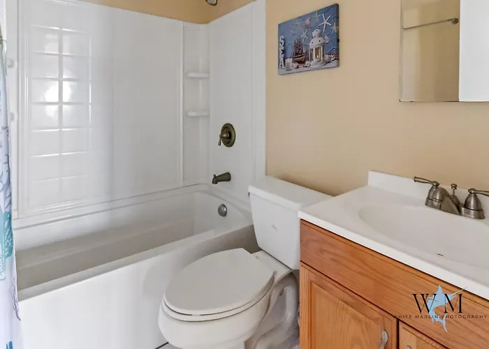 With Modern Kitchen, One Block To Beach, Boardwalk, And Has A Pool! Apartment