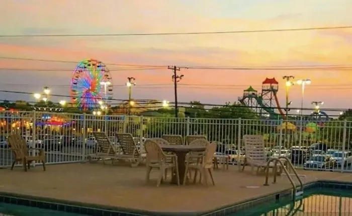 With Modern Kitchen, One Block To Beach, Boardwalk, And Has A Pool! Apartment Ocean City